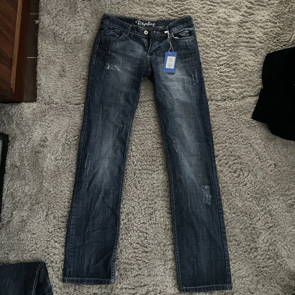 Så himla snygga replay jeans! Köpt på sellpy men är tyvärr för små så gör en intressekoll här på plick.  Är i storlek 30 så passar alltså S. Har bootcut längst ner skulle jag säga!. Jeans & Byxor.