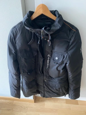 Hollies jacka i 38 - Hollies jacka i 38, i använt skick och utan päls. 