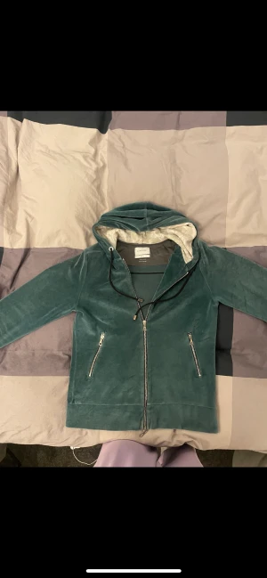 Limitato Hoddie - Hej!  Säljer nu min Limitato Hoddie i stormen S, jag har lådan till.  9/10 skick Nypris 4500 kr mitt pris 599