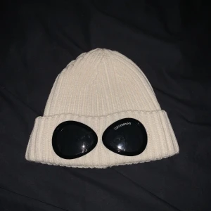 CP company mössa - Den är som ny, plasten sitter kvar på. Pris: 1000kr