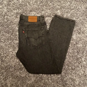 Gråa Levi’s 551 - 8/10 skick förutom en liten skråma bak vid vänster benkant (se bild)  Kan mötas eller skickas