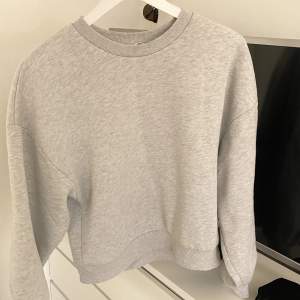 Säljer denna basic sweatern från Gina Tricot.💕Ljusgrå i storlek M⚡️