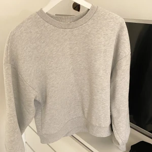 Ljusgrå sweater - Säljer denna basic sweatern från Gina Tricot.💕Ljusgrå i storlek M⚡️