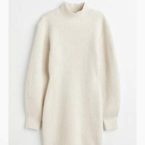 Säljer en så mysig stickad klänning! Perfekt till hösten 🍂 Nypris 449 kr, använd 2 gånger 🩷 Den är naturvit, kan mötas upp i Göteborg 💞