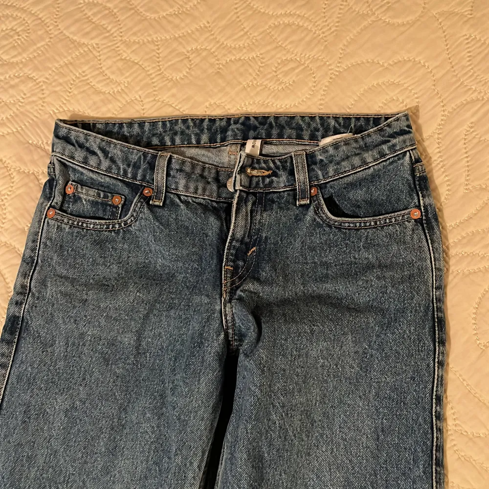 Nästan helt nya weekday Lågmidjade jeans i den populära modellen arrow! Säljer pga att de inte passade mig. Fråga ifall ni vill ha fler bilder❤️ köpta för 550. Jeans & Byxor.