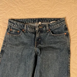 Weekday jeans - Nästan helt nya weekday Lågmidjade jeans i den populära modellen arrow! Säljer pga att de inte passade mig. Fråga ifall ni vill ha fler bilder❤️ köpta för 550