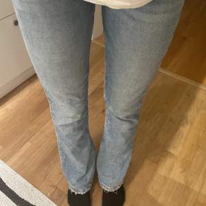 Superfina boootcut jeans från Young Gina! Passar storlek S skulle jag säga, lagom längd på mig som är 165 och midjan är justerbar med sånadär knappsaker typ, lite smutsiga på bilden men tvättar självklart innan jag postar💞  hör av er vid intresse!