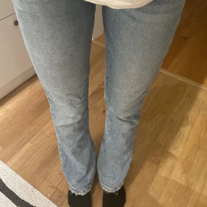 Gina bootcut jeans - Superfina boootcut jeans från Young Gina! Passar storlek S skulle jag säga, lagom längd på mig som är 165 och midjan är justerbar med sånadär knappsaker typ, lite smutsiga på bilden men tvättar självklart innan jag postar💞  hör av er vid intresse!