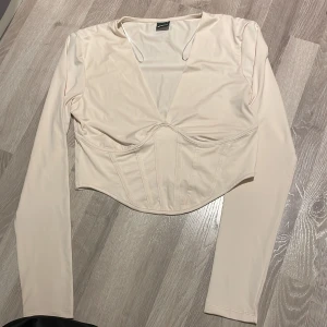 Festtopp  - Perfekt festtopp med det där lite extra. Säljes då den har använts en gång, tyvärr är det en liten fläck på den, som mest troligtvis går bort med lite Ajax. Den är i storlek L men passar mer som en M då den är ganska ostretchig