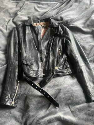 Jofama By Kenza - Skinnjacka från Jofama By Kenza  Jätte fint skick, och riktigt bra kvalité. Storlek 36