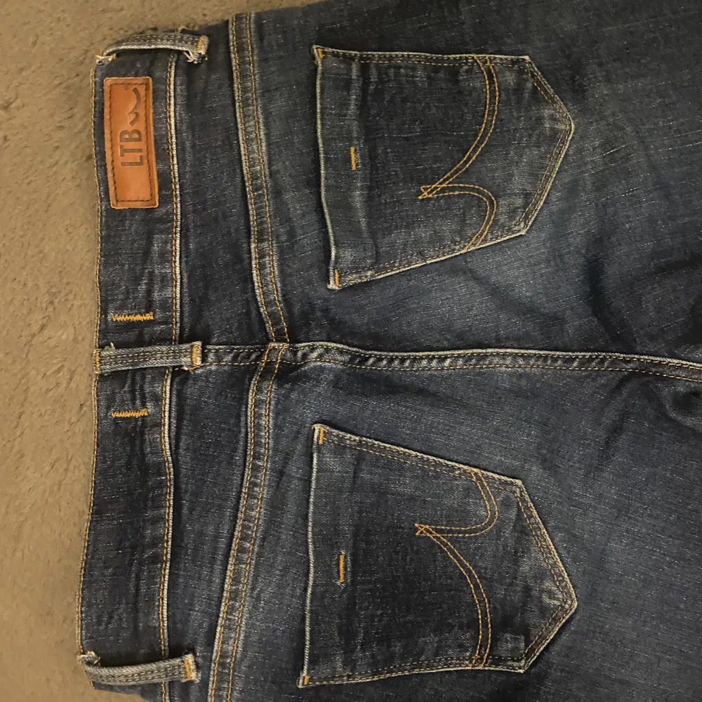 Säljer mina jättefina ltb jeans då de inte kommer till användning längre💗 använda få gånger o är köpta nya för runt 900 kr, skriv privat för frågor . Jeans & Byxor.