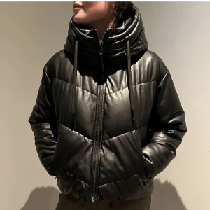 Vinter jacka  - Svart puffer vinter jacka från Zara. Passar från xs-m