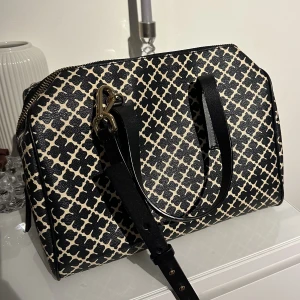 Malene birger moshie bag - Malene birger moshie bag. Väskan är i fint skick. Har en jätteliten slitning på handtaget men inget märkbart. Köpare står för frakten.