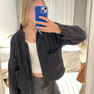 ZARA jacka  - En jacka från Zara, mörkblå. Väldigt fint skick, används fåtal gånger! Som ny😍