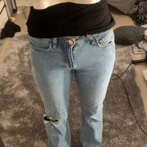 Säljer mina blåa jeans ifrån bik bok klippt hål i dom själv dom är köpta för 500kr😊 Dom är väldigt stora i storleken❤️