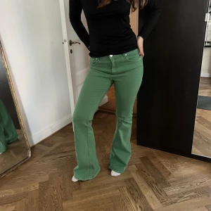Såå coola jeans💚🤩☘️ - Såå coola jeans i en underbar grön färg🤩💚 perfekta nu i höst och så sköna!! Helt nya💖