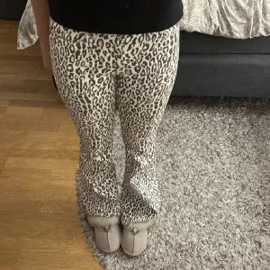 Leopard jeans - Leopard jeans som är slutsålda från Nakd❤️ Säljer eftersom de är för små men de är oanvända i helt nytt skick🥰Bilderna är lånade! 