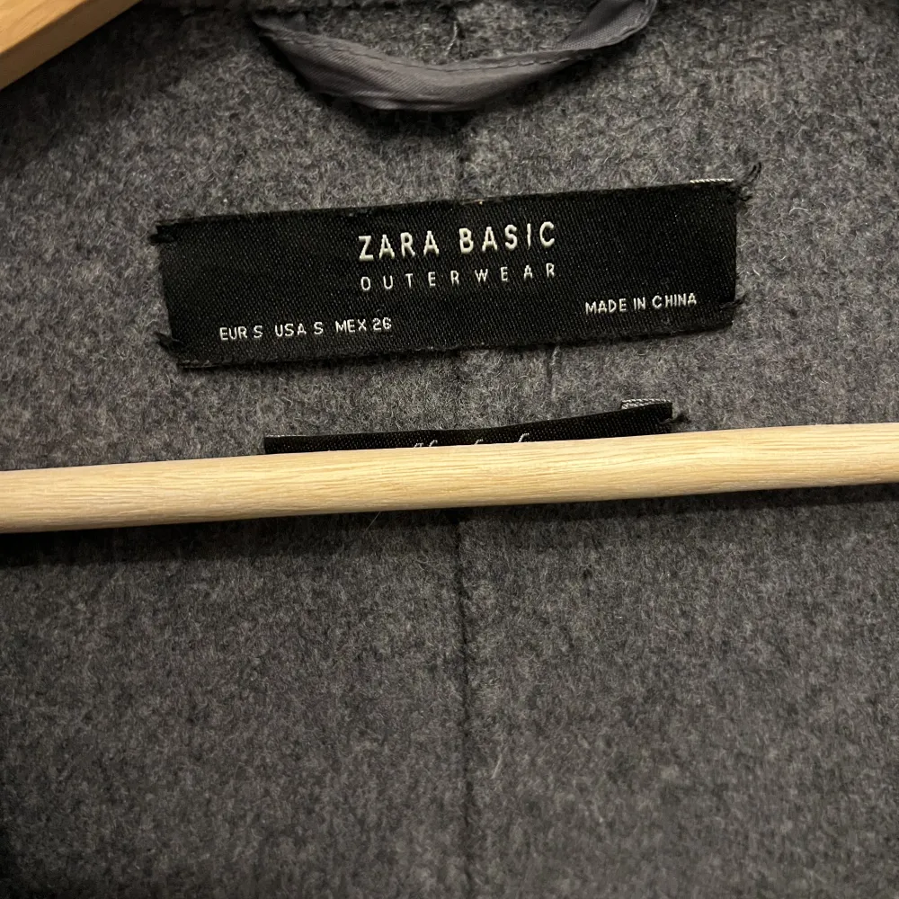 En grå höstkappa från Zara. Säljs på grund av att den inte används längre.. Jackor.