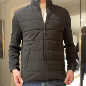 Cardigan jacka från ZARA - En riktigt skön cardigan från ZARA. Tyvärr måste jag sälja den då jag tycker att den sitter lite väl tight i axlarna.   I övrigt väldigt fint skick, som ny!  Hör av dig om du har några funderingar! 😁