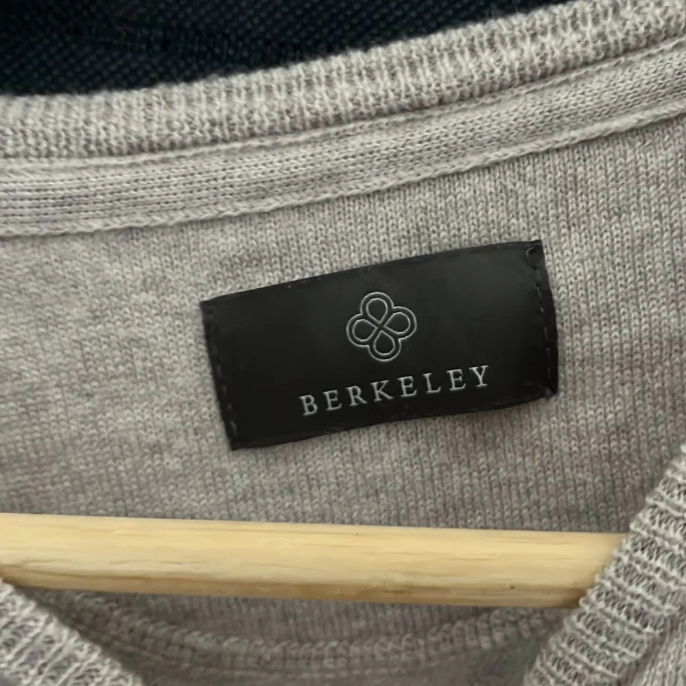 Tjena! Tillbaka med denna sjukt snygga cashmier tröjan från Berkley i storlek XS🤗 den är i utmärkt skick  och är inte jätteanvänd. Frågor i DM🤩👑 Nypris:2499kr100% merinoull. Stickat.