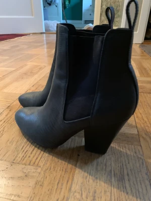 Stövlett i mörkblått melerat skinn - Tuff stövlett i gott skick