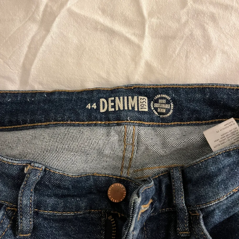Snygga mörkblåa jeans, storlek 44. Har en lilla fläck längst ner på ena byxbenet (se bild) men går säkert att tvätta bort.. Jeans & Byxor.