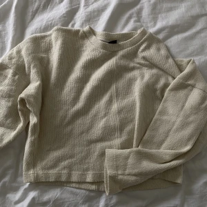 Tröja - Jättefin tröja från Gina Tricot. Den är stickad ish, väldigt mjukt material. Den är i storlek M. Skriv för mer info