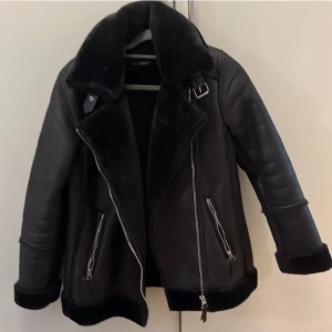 Stradivarius  - Säljer denna jackan från stradivarius i storlek XS passar även en s. För 200kr❤️❤️