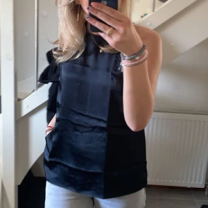 Topp - Jättefin topp köpt ifrån H&M. Använder den inte och därför säljer jag den. Superfint skick!💓💓