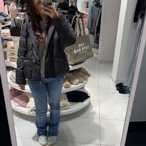 g star jacka - säljer nu mig g star jacka köpt förra vintern på deras hemsida för 3000kr, säljs då jag vill köpa en ny, storlek S men passar S och M