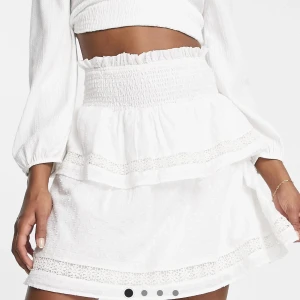 Volangkjol - Vit volangkjol från märket VIOLE. Använd någon enstaka gång och i fint skick! 🤍originalpris 339kr!