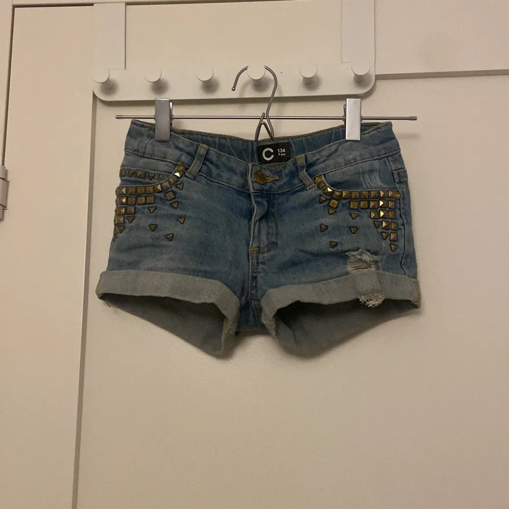 Jeanshorts med guldiga nitar från Cubus. Bra skick, inga defekter.. Shorts.