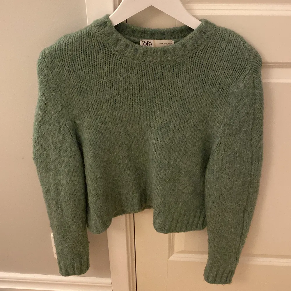 En grön stickad tröja från zara som är supermysig 🤍🤍 tyvärr används den inte längre. Tröjor & Koftor.