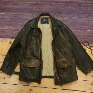Peak performance läder jacka  - Fin läder jacka märkt peak performance. Det är en vintage jacka som är relativt eftertraktad. Den är st M men stor i storlek. Fint skick minus att hanken är lite slitet.  Äkta läder. Kan mötas upp i stockholm.  Jackan finns på södermalm.