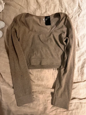 Croppad tröningströja - En mörkbeige träningströja från H&M, ägt i flera år men aldrig använt. 