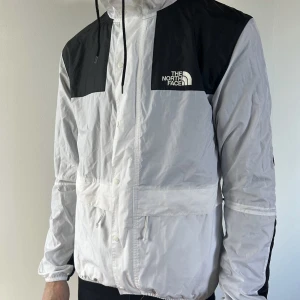 The north face jacka - The north face 1985 seasonal mountain naturvit jacka i bra skick. Lite använd.