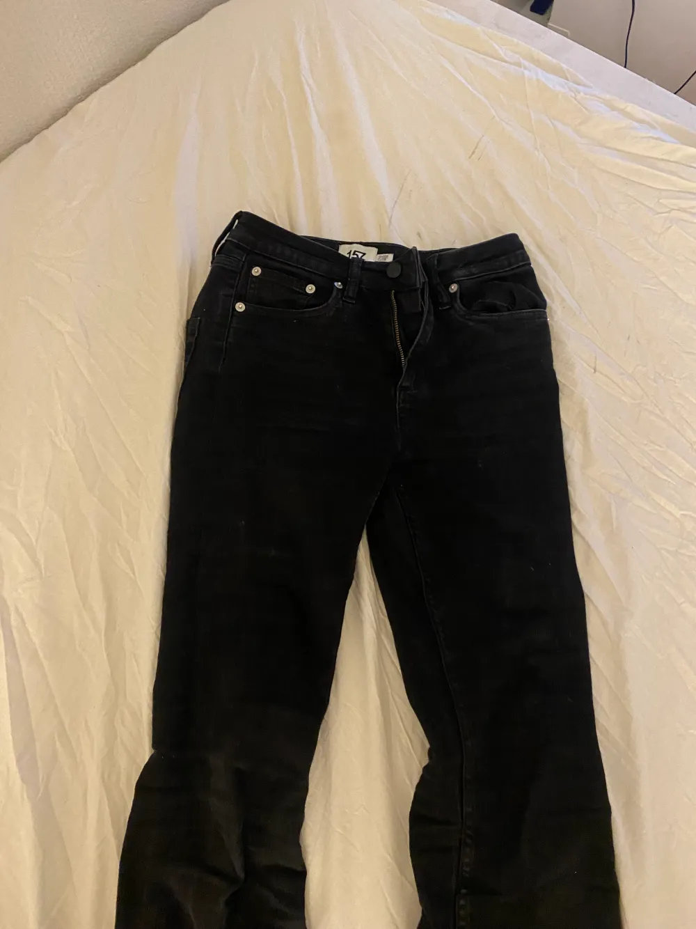 Svarta Jens från lager 157 ordinarie pris 300 kr säljer för 100 kr har använt cirka 6 gånger och är inte slitna alls allt tvättas innan skickat         Strl 34 . Jeans & Byxor.