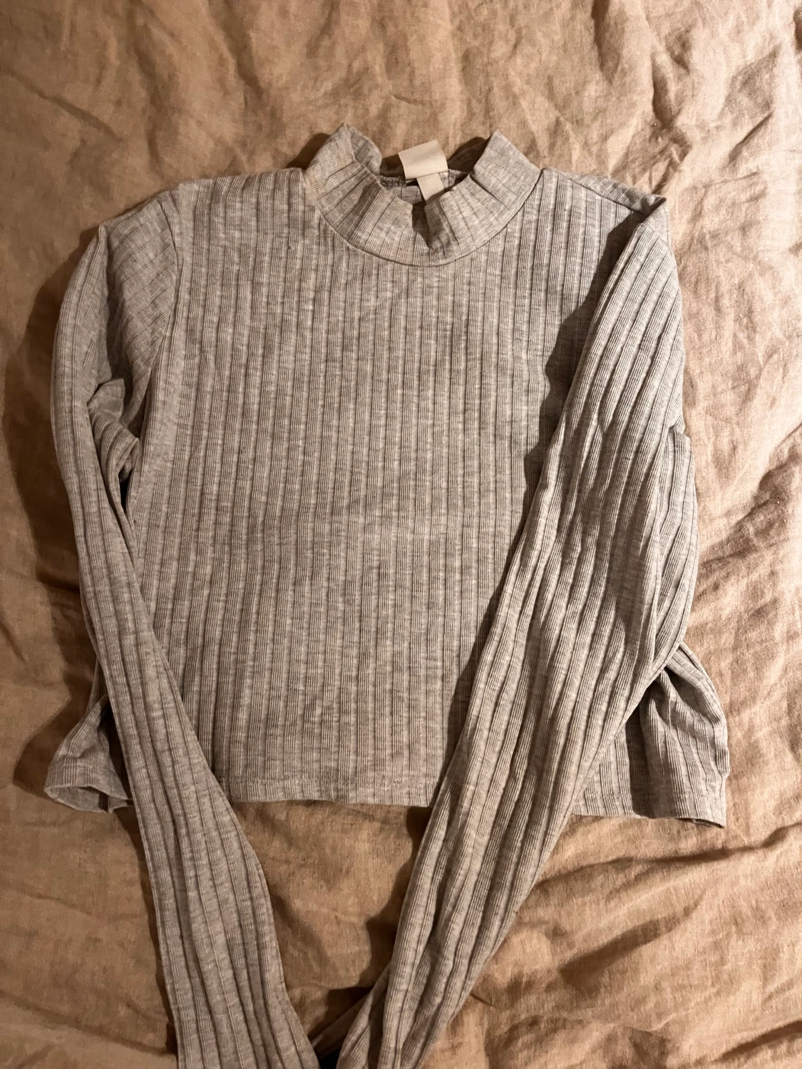 Grå croppad långtröja