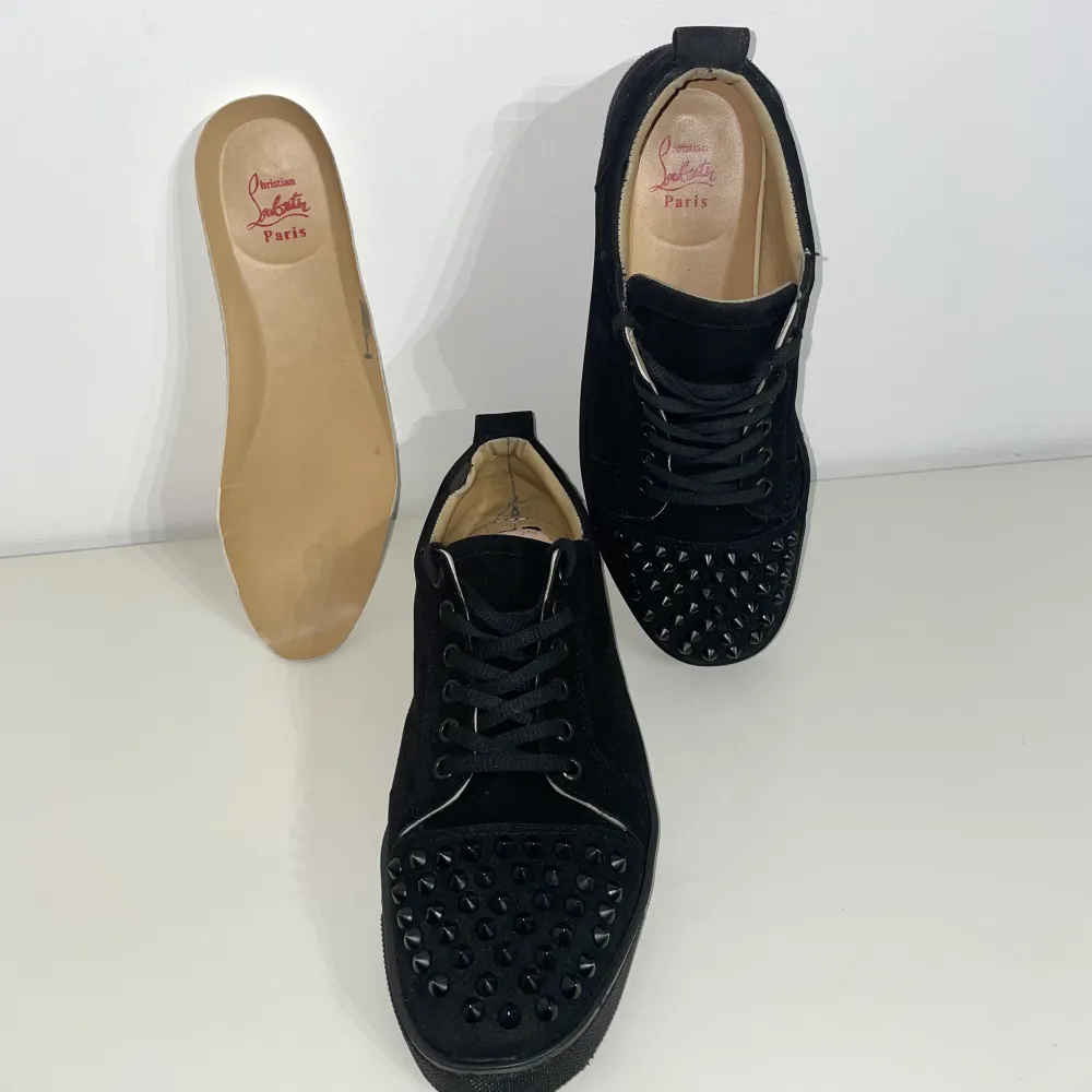 Svarta sneakers i velour från Christian Louboutin i storlek 43.  Inköpta ca 3 år sedan och dem är väldigt varsamt använda.  Originalpris: 6700 kr. . Skor.