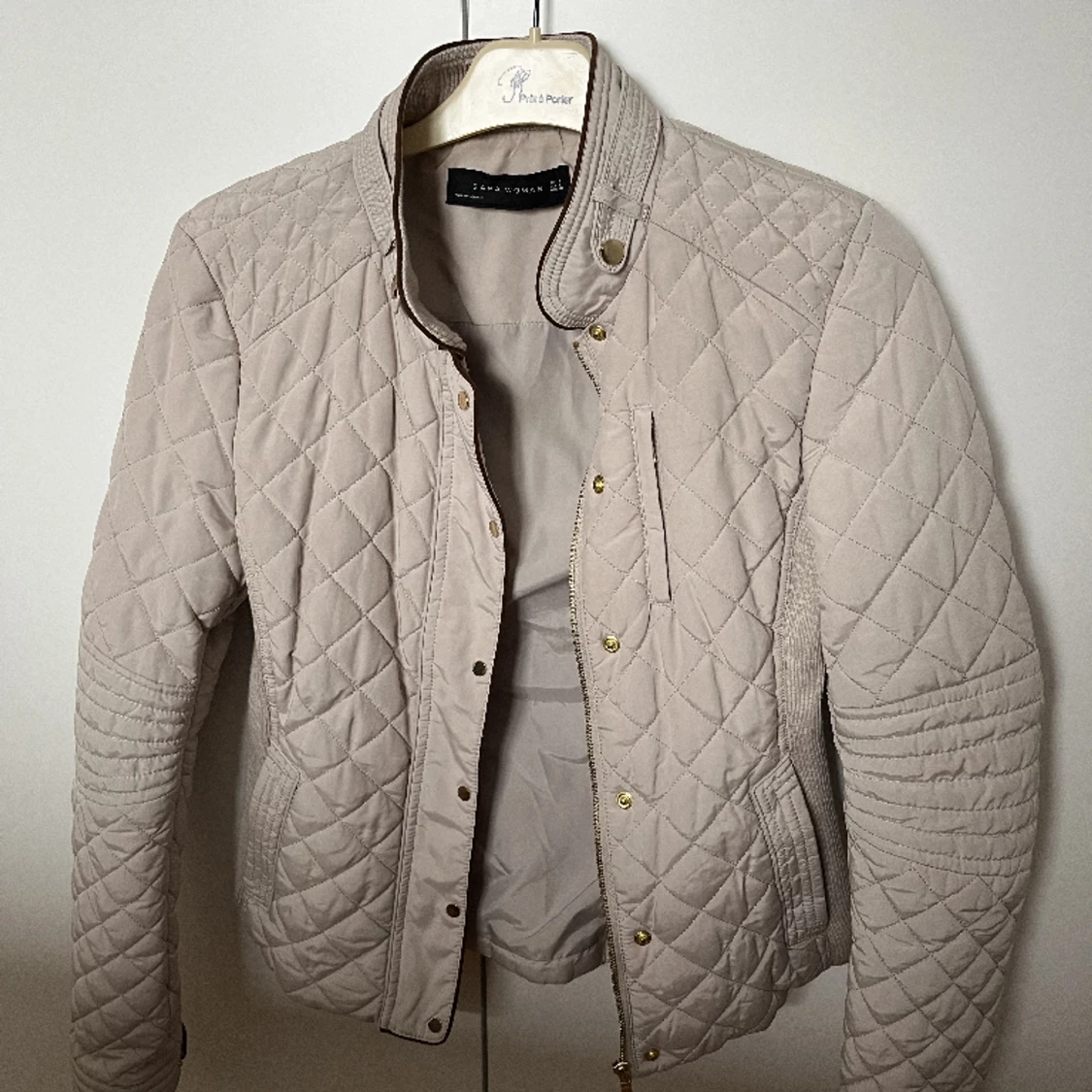 Beige/crémevit jacka från Zara.  - 91