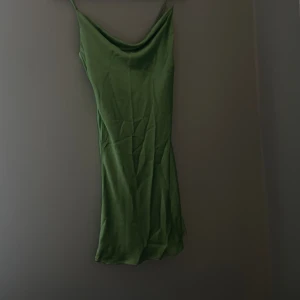 Klänning i grönt från Gina  - Klänning från Gina  Storlek 32  