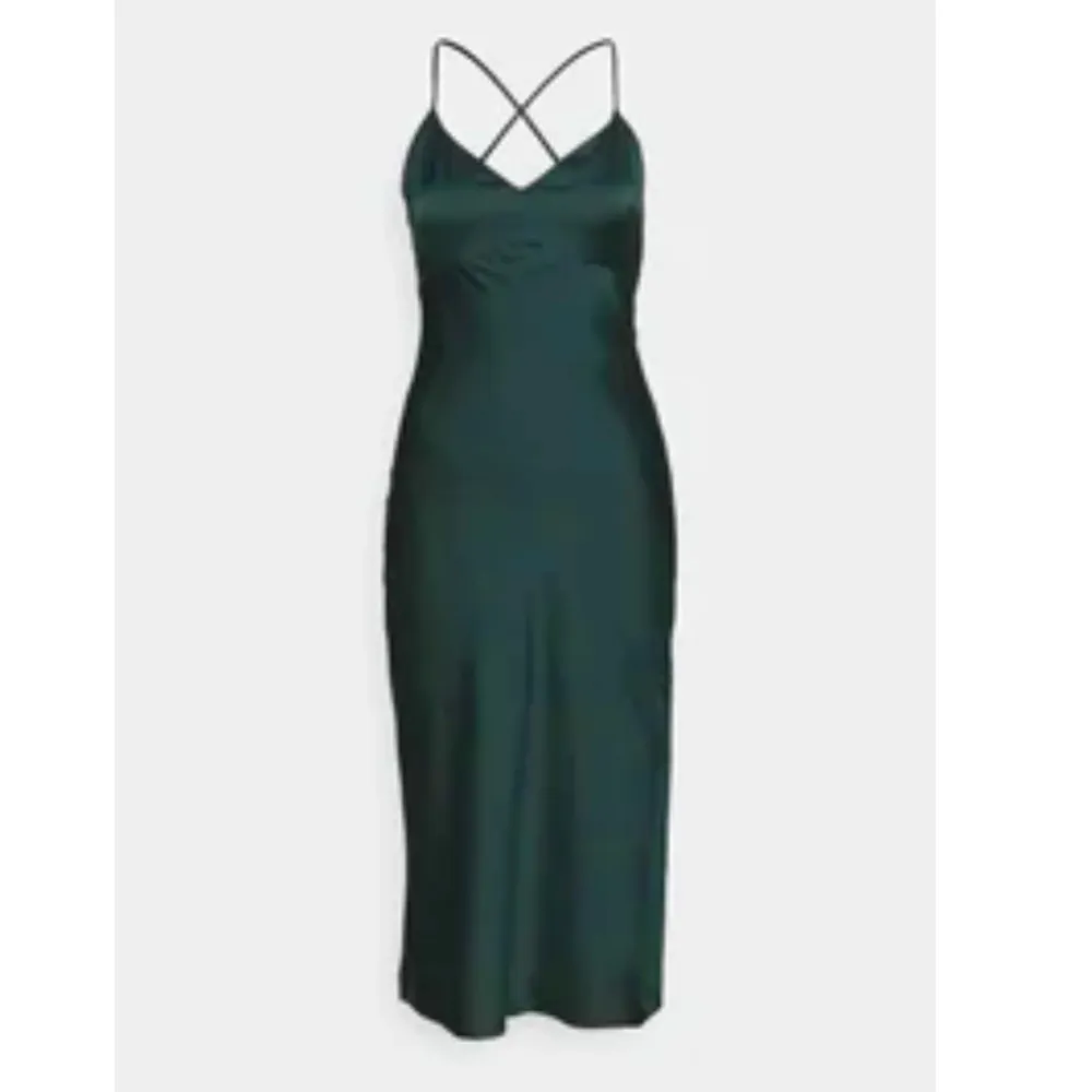 Abercrombie & Fitch klänning i en smaragdgrön färg. Helt oanvänd med tagsen kvar på. Storlek XS. Köpt för 900kr. Säljer för 300kr<3. Klänningar.