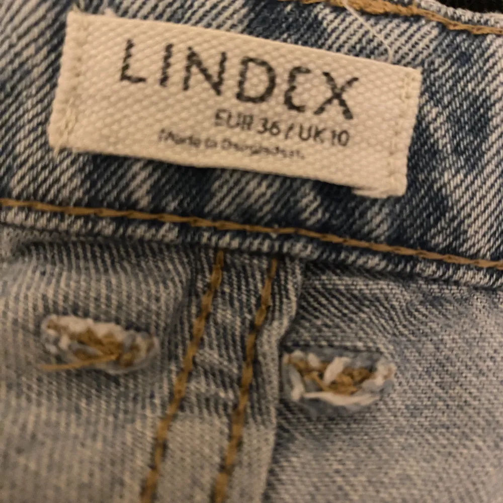Ljusblå loose fit wide jeans från lindex, Använda men skitsnygga. Fransiga i kanten men köpta så, alltså meningen. Sitter snyggt!!!. Jeans & Byxor.