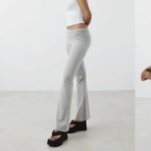 Grå Gina soft touch byxor! - Säljer dessa populära soft touch byxor i grå, i storlek S då de inte kommer så mycket till användning. Har sprättat upp sömmen nere så de skulle bli längre, därav priset!🤍🤍