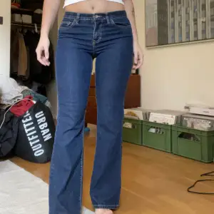 Perfekta lågmidjade jeans från Calvin Klein i skick som nya! Det e bootcut å i storlek 8. Jag är 165 cm. Mått: 34 cm tvärs över midja, 77 cm innerbenslängd 