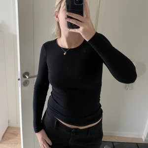 Långärmad tröja  - Svart basic långärmad tröja 