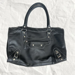 väska - As snygg väska! Vet ej vart den är ifrån🖤jag säljer den eftersom den inte kommer till användning tyvärr:(