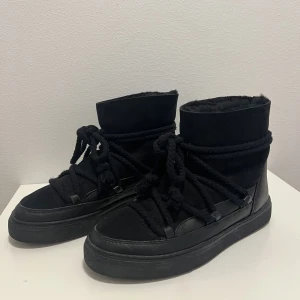 INUIKKII - Säljer nu mina svarta inuikiis i storlek 37, köptes förra vintern men har inte kommit till användning ❄️Impregnerade 2 gånger ❄️ NYPRIS 2700kr kan sänka mig i pris vid snabb, smidig affär BOX FINNS VID INTRESSE 