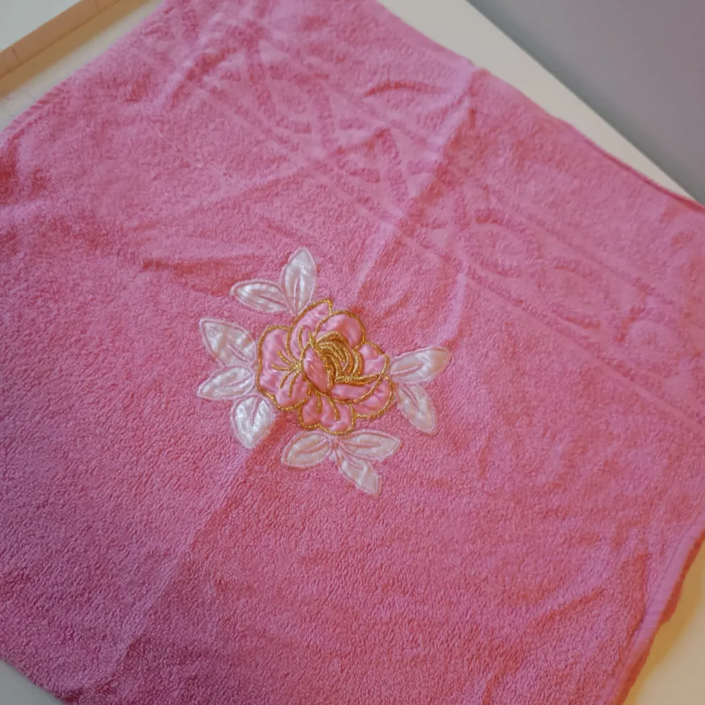 Rosa handduk med broderad blomma! 30 kr! . Övrigt.