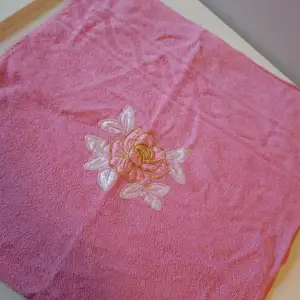 Rosa handduk med broderad blomma! 30 kr! 